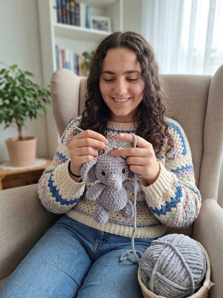 Miriam Fandáková pri háčkovaní